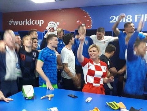 Cận cảnh nữ Tổng thống Croatia ăn mừng cùng cầu thủ, nóng trên mạng - Ảnh 4. Cận cảnh nữ Tổng thống Croatia ăn mừng cùng cầu thủ, nóng trên mạng - Ảnh 4.