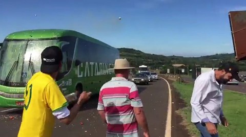 Clip tuyển Brazil nghi được chào đón bằng... trứng thối, lan truyền mạnh - Ảnh 1. Clip tuyển Brazil nghi được chào đón bằng... trứng thối, lan truyền mạnh - Ảnh 1.