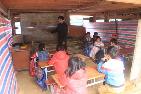 Lũ qua, 40 trò học dưới gầm nhà sàn lạnh lẽo - Ảnh 1. Lũ qua, 40 trò học dưới gầm nhà sàn lạnh lẽo - Ảnh 1.
