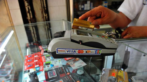 Chủ thẻ không được rút tiền mặt tại máy POS - Ảnh 1. Chủ thẻ không được rút tiền mặt tại máy POS - Ảnh 1.