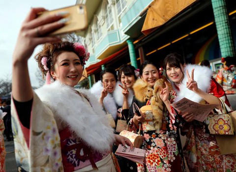 Thiếu nữ Nhật rạng rỡ kimono trong lễ trưởng thành - Ảnh 8. Thiếu nữ Nhật rạng rỡ kimono trong lễ trưởng thành - Ảnh 8.