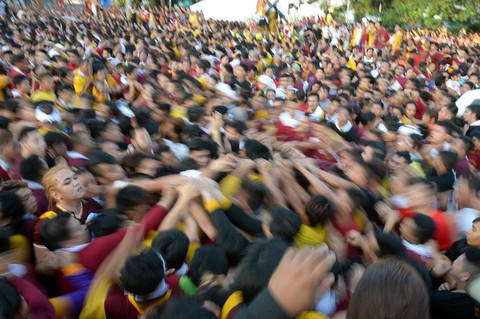 Chen lấn kinh hoàng tại lễ hội Black Nazarene ở Philippines - Ảnh 8. Chen lấn kinh hoàng tại lễ hội Black Nazarene ở Philippines - Ảnh 8.