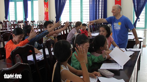 Dạy tiếng Anh cho trẻ nghèo, tôi tìm được hạnh phúc ở VN - Ảnh 1. Dạy tiếng Anh cho trẻ nghèo, tôi tìm được hạnh phúc ở VN - Ảnh 1.