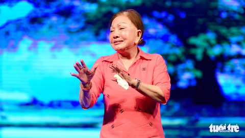 Nghệ sĩ Hồng Nga: Cứ hát là nước mắt trào ra - Ảnh 1. Nghệ sĩ Hồng Nga: Cứ hát là nước mắt trào ra - Ảnh 1.