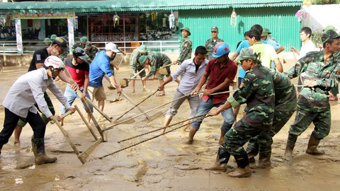 Trường lớp ngổn ngang sau lũ - Ảnh 1. Trường lớp ngổn ngang sau lũ - Ảnh 1.