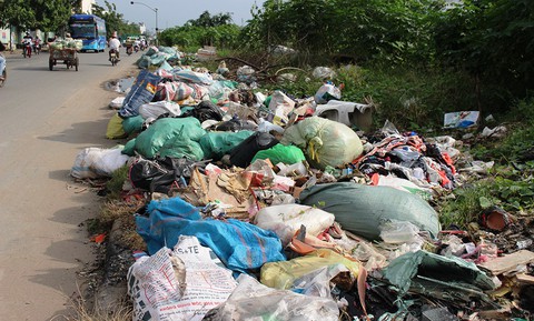 Đường phố Sài Gòn đầy rác công nghiệp - Ảnh 1. Đường phố Sài Gòn đầy rác công nghiệp - Ảnh 1.