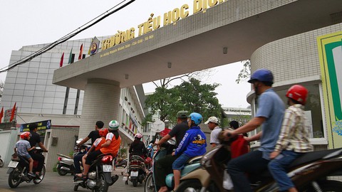 Trường lao đao vì học sinh tăng đột biến - Ảnh 1. Trường lao đao vì học sinh tăng đột biến - Ảnh 1.