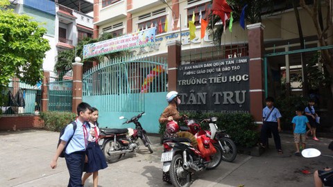 Trường giảm lớp bán trú, cha mẹ tất tả tìm chỗ gửi con - Ảnh 1. Trường giảm lớp bán trú, cha mẹ tất tả tìm chỗ gửi con - Ảnh 1.