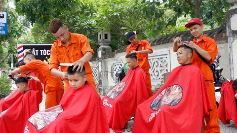 Salon vỉa hè của Vương - Ảnh 1. Salon vỉa hè của Vương - Ảnh 1.
