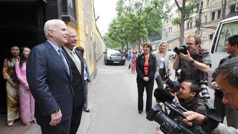 John McCain và ba thập kỷ thúc đẩy quan hệ Việt - Mỹ - Ảnh 1. John McCain và ba thập kỷ thúc đẩy quan hệ Việt - Mỹ - Ảnh 1.