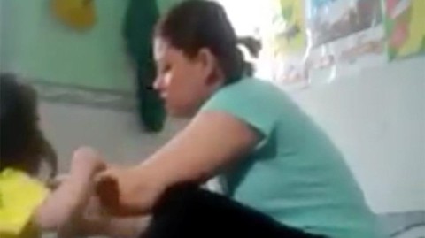 Đình chỉ nhóm giữ trẻ bằng đòn roi và nước mắt - Ảnh 1. Đình chỉ nhóm giữ trẻ bằng đòn roi và nước mắt - Ảnh 1.