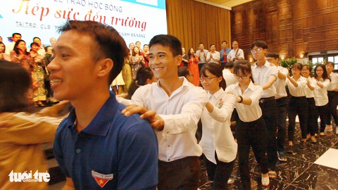 Tiếp sức đến trường: Chiếc cầu nối ngày càng dài, rộng - Ảnh 1. Tiếp sức đến trường: Chiếc cầu nối ngày càng dài, rộng - Ảnh 1.