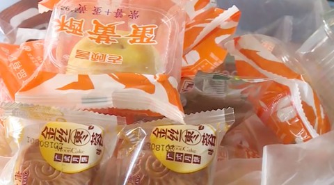 Bánh trung thu 2.000 đồng, hạn vĩnh cửu - Ảnh 2. Bánh trung thu 2.000 đồng, hạn vĩnh cửu - Ảnh 2.