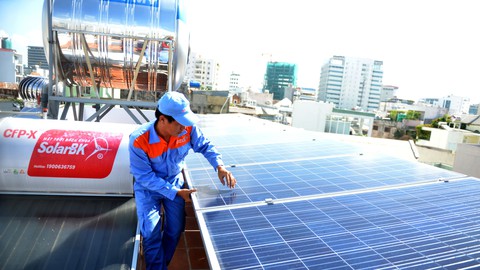 Để nhiều hộ dân sử dụng điện mặt trời - Ảnh 1. Để nhiều hộ dân sử dụng điện mặt trời - Ảnh 1.