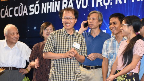 GS Đàm Thanh Sơn nhà khoa học tài năng và khiêm tốn - Ảnh 1. GS Đàm Thanh Sơn nhà khoa học tài năng và khiêm tốn - Ảnh 1.