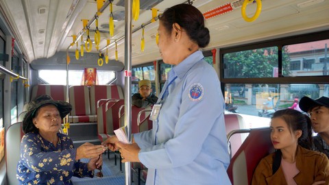 Vì sao người cao tuổi từ chối ưu tiên xe buýt? - Ảnh 1. Vì sao người cao tuổi từ chối ưu tiên xe buýt? - Ảnh 1.