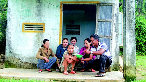 Cả xóm cùng nuôi một phụ nữ tâm thần - Ảnh 1. Cả xóm cùng nuôi một phụ nữ tâm thần - Ảnh 1.