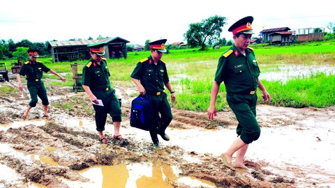 Lính Cụ Hồ sang Lào giúp bạn - Ảnh 4. Lính Cụ Hồ sang Lào giúp bạn - Ảnh 4.