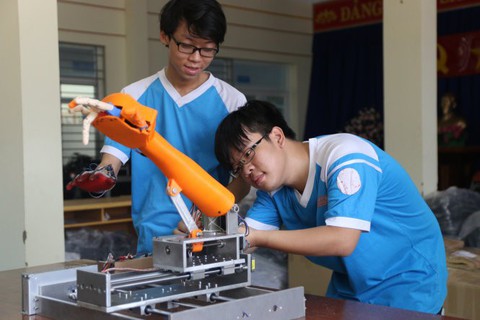 Hai nam sinh chế cánh tay robot phẫu thuật từ xa - Ảnh 1. Hai nam sinh chế cánh tay robot phẫu thuật từ xa - Ảnh 1.