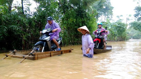 Người dân run rẩy dưới bom nước thủy điện Hố Hô - Ảnh 1. Người dân run rẩy dưới bom nước thủy điện Hố Hô - Ảnh 1.