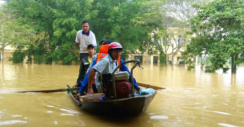 Người dân run rẩy dưới bom nước thủy điện Hố Hô - Ảnh 4. Người dân run rẩy dưới bom nước thủy điện Hố Hô - Ảnh 4.