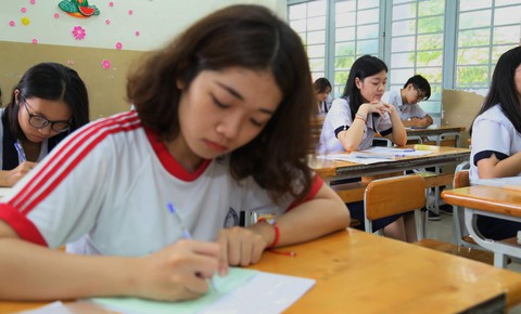 Nhiều tỉnh điểm thi bất thường, bộ vẫn tin vào tự rà soát? - Ảnh 1. Nhiều tỉnh điểm thi bất thường, bộ vẫn tin vào tự rà soát? - Ảnh 1.