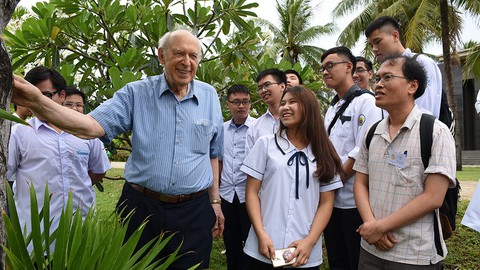 Giáo sư Friedman và câu chuyện truyền lửa đam mê khoa học - Ảnh 3. Giáo sư Friedman và câu chuyện truyền lửa đam mê khoa học - Ảnh 3.