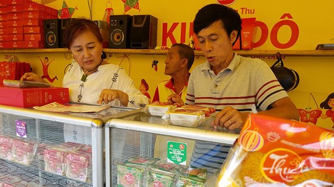 Ào ạt bánh trung thu 2.000 - 7.000 đồng - Ảnh 2. Ào ạt bánh trung thu 2.000 - 7.000 đồng - Ảnh 2.