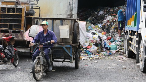Khổ với trạm trung chuyển rác - Ảnh 1. Khổ với trạm trung chuyển rác - Ảnh 1.