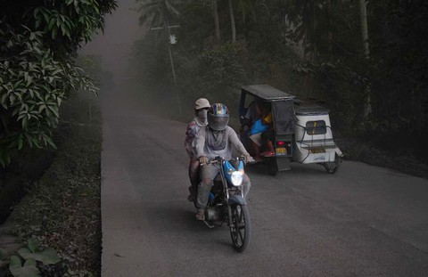 Núi lửa tại Philippines phun cột dung nham cao 700m - Ảnh 3. Núi lửa tại Philippines phun cột dung nham cao 700m - Ảnh 3.