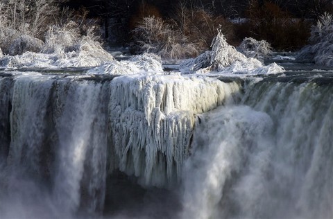 Du khách ngắm thác Niagara trong băng giá - Ảnh 10. Du khách ngắm thác Niagara trong băng giá - Ảnh 10.
