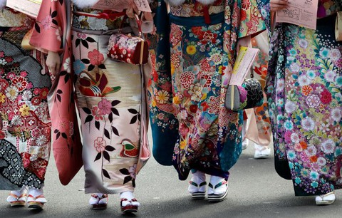Thiếu nữ Nhật rạng rỡ kimono trong lễ trưởng thành - Ảnh 9. Thiếu nữ Nhật rạng rỡ kimono trong lễ trưởng thành - Ảnh 9.