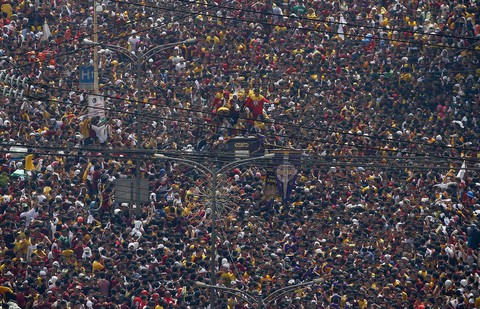 Chen lấn kinh hoàng tại lễ hội Black Nazarene ở Philippines - Ảnh 9. Chen lấn kinh hoàng tại lễ hội Black Nazarene ở Philippines - Ảnh 9.