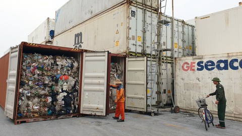 Rác thế giới đổ về Việt Nam: Có gì bên trong container phế liệu? - Ảnh 1. Rác thế giới đổ về Việt Nam: Có gì bên trong container phế liệu? - Ảnh 1.