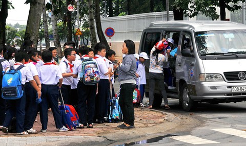 Bán trú vệ tinh tại Đồng Nai: Lo bữa ăn, đi xe ngồi ghế xếp - Ảnh 1. Bán trú vệ tinh tại Đồng Nai: Lo bữa ăn, đi xe ngồi ghế xếp - Ảnh 1.