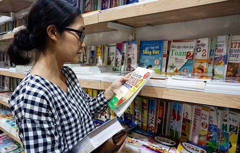 Sách giáo khoa dùng một lần rồi bán giấy vụn!? - Ảnh 1. Sách giáo khoa dùng một lần rồi bán giấy vụn!? - Ảnh 1.