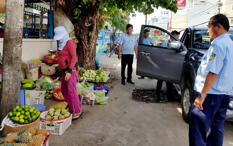 Báo tin chiếm vỉa hè: 2 giờ có người đến dẹp - Ảnh 1. Báo tin chiếm vỉa hè: 2 giờ có người đến dẹp - Ảnh 1.
