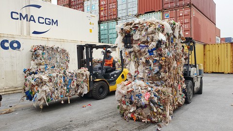 Chặt đứt đường dây nhập khẩu rác về Việt Nam - Ảnh 1. Chặt đứt đường dây nhập khẩu rác về Việt Nam - Ảnh 1.