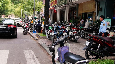 Giải phóng vỉa hè cho người đi bộ - Ảnh 1. Giải phóng vỉa hè cho người đi bộ - Ảnh 1.