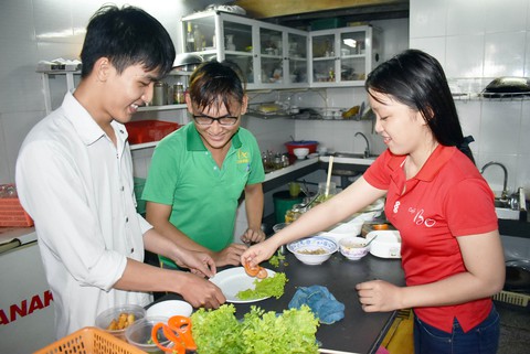 Vượt nghịch cảnh, đến giảng đường - Ảnh 3. Vượt nghịch cảnh, đến giảng đường - Ảnh 3.