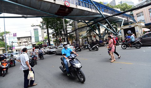 Bao giờ mới đi bộ đúng luật? - Ảnh 1.