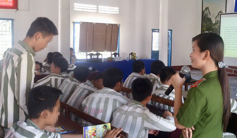 Học viết tên mình ở tuổi... 83 - Ảnh 1. Học viết tên mình ở tuổi... 83 - Ảnh 1.