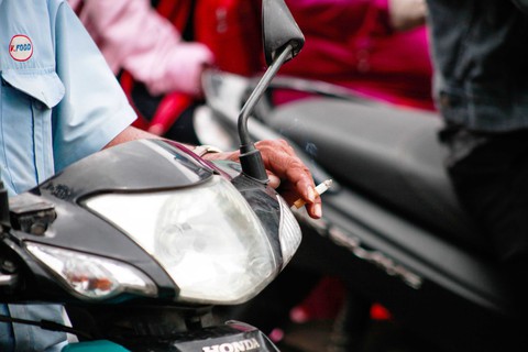 Khói thuốc lá mọi lúc mọi nơi... - Ảnh 1. Khói thuốc lá mọi lúc mọi nơi... - Ảnh 1.