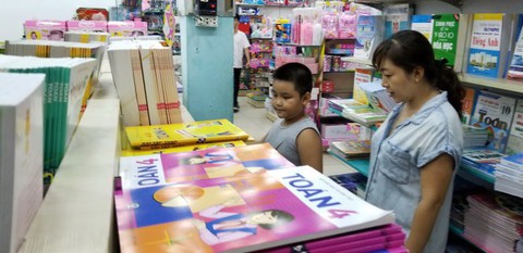 Sách giáo khoa: lỗ 40 tỉ, chiết khấu đến... 250 tỉ! - Ảnh 1. Sách giáo khoa: lỗ 40 tỉ, chiết khấu đến... 250 tỉ! - Ảnh 1.