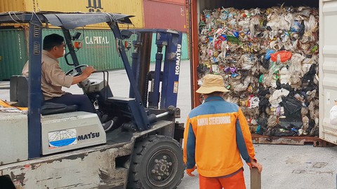Siết nhập phế liệu, doanh nghiệp lại kêu - Ảnh 1. Siết nhập phế liệu, doanh nghiệp lại kêu - Ảnh 1.