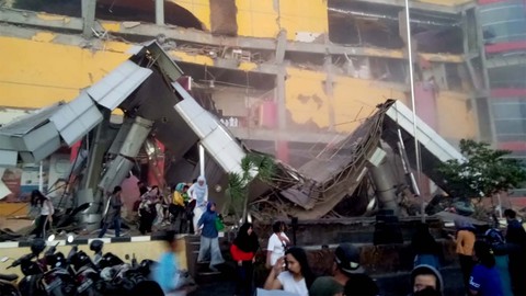 Thảm họa kép: Indonesia tan hoang - Ảnh 3. Thảm họa kép: Indonesia tan hoang - Ảnh 3.
