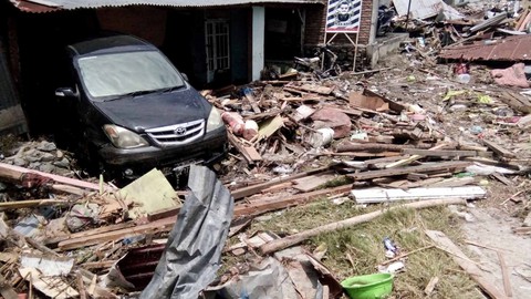 Thảm họa kép: Indonesia tan hoang - Ảnh 4. Thảm họa kép: Indonesia tan hoang - Ảnh 4.