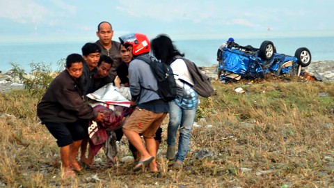 Thảm họa kép: Indonesia tan hoang - Ảnh 5. Thảm họa kép: Indonesia tan hoang - Ảnh 5.