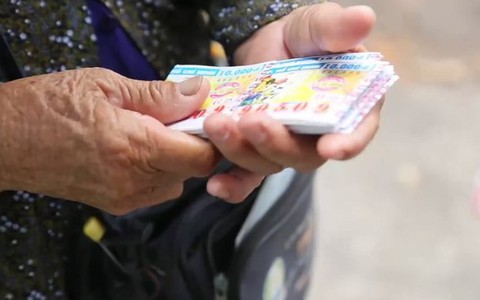 Cần hỗ trợ gì cho hàng trăm ngàn người bán vé số mất thu nhập? - Ảnh 1. Cần hỗ trợ gì cho hàng trăm ngàn người bán vé số mất thu nhập? - Ảnh 1.