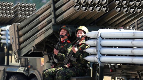 Triều Tiên duyệt binh không có tên lửa đạn đạo - Ảnh 1. Triều Tiên duyệt binh không có tên lửa đạn đạo - Ảnh 1.